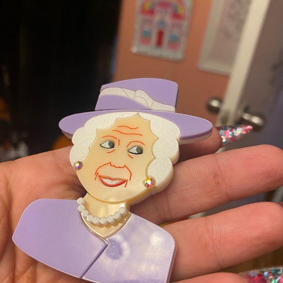 Colorful Queen brooch by lavidriola - Picture 3 of 3